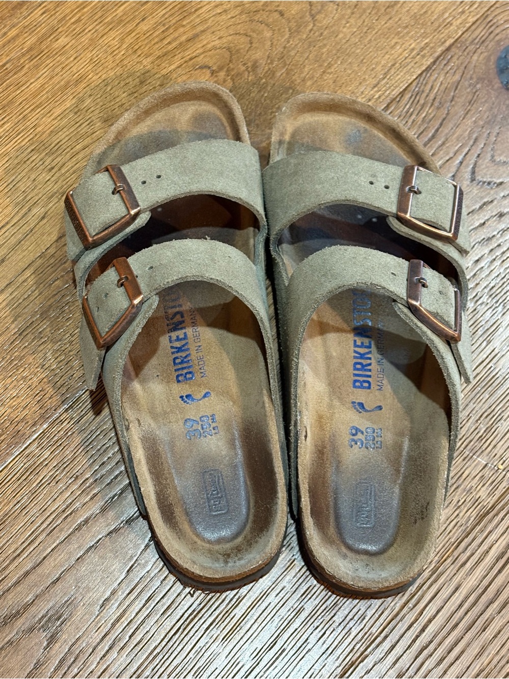 Birkenstock Arizona Suede Soft Footbed Sandals in Taupe. Size 39 - Picture 2 of 8